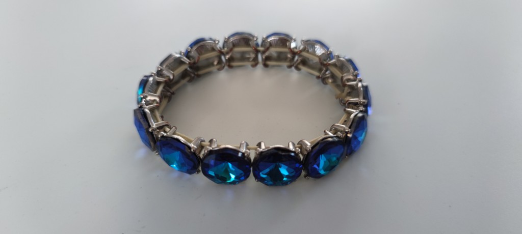 Armband mit blauen Steinen