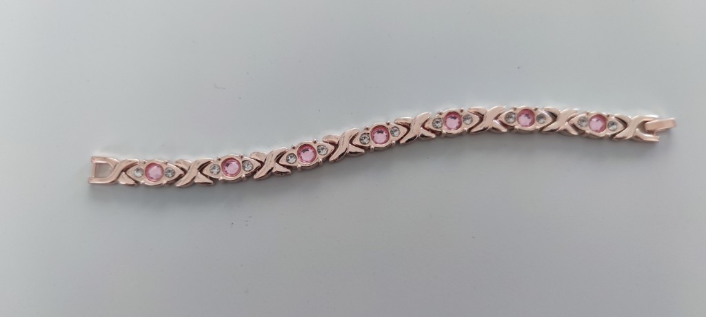 Armband mit rosa Steinen