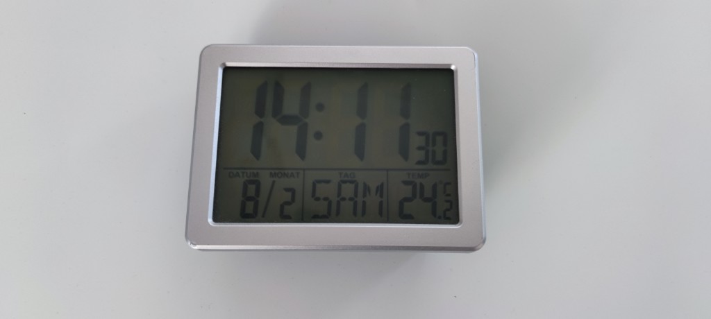 Digitaler Tischuhr mit Temperaturanzeige