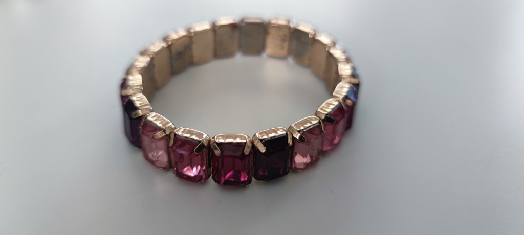 Elegantes Armband mit bunten Steinen