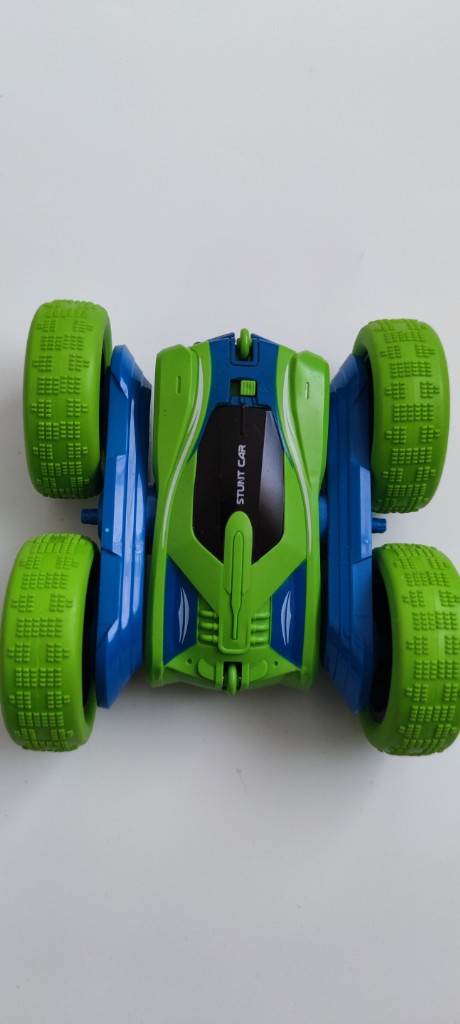 Ferngesteuertes Stuntauto