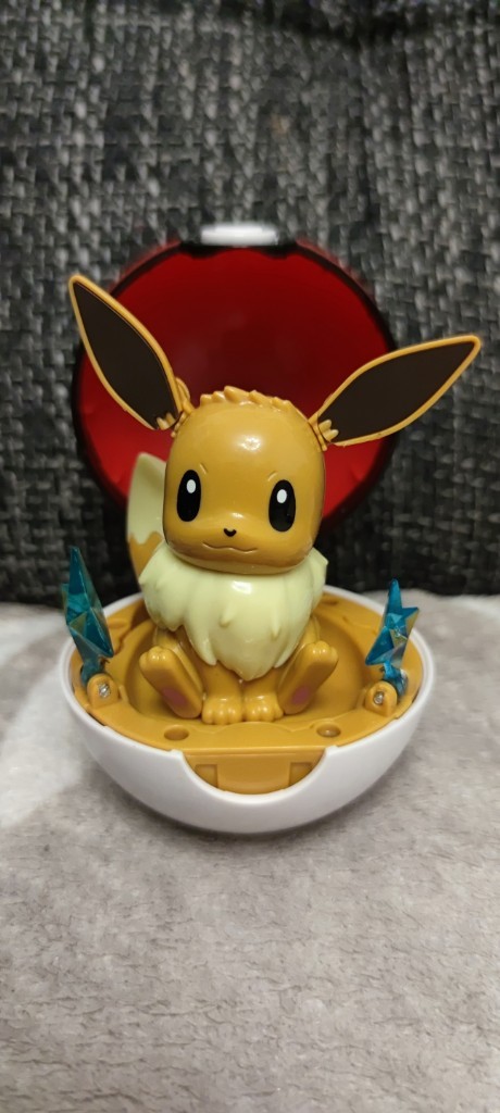 Figur eines Pokémon in Pokéball -  Evoli