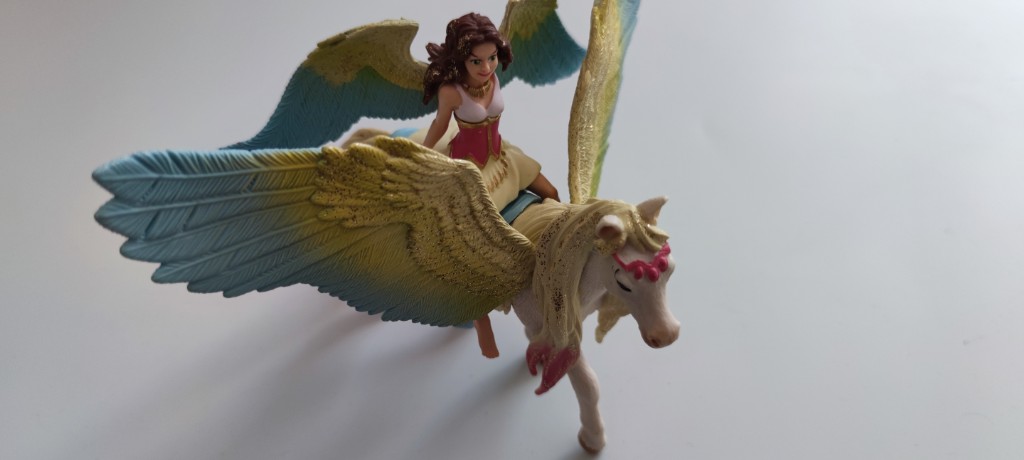 Figur mit geflügeltem Pferd
