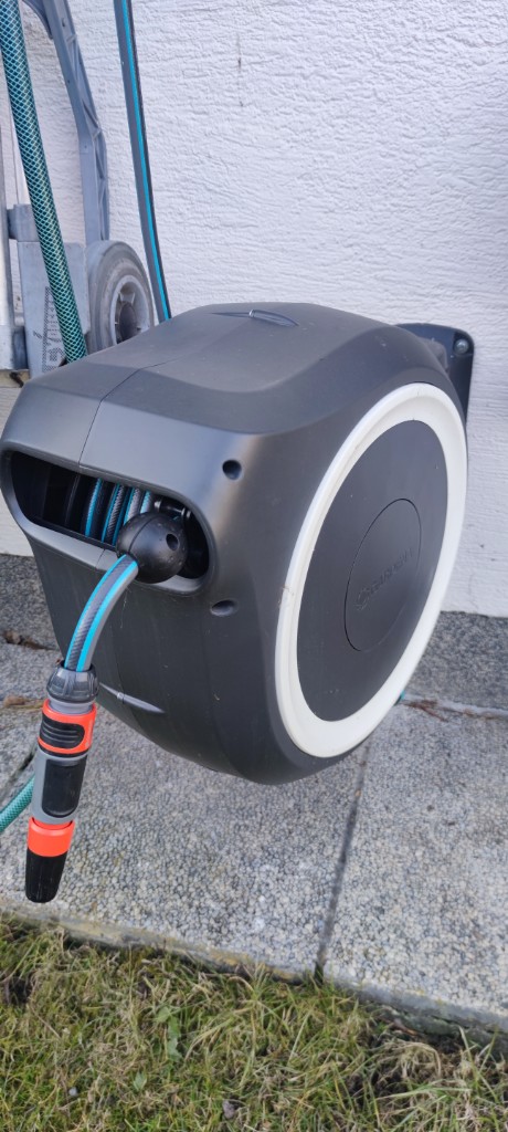 Gartenschlauch-Wandhalterung - automatischer Aufrollfunktion
