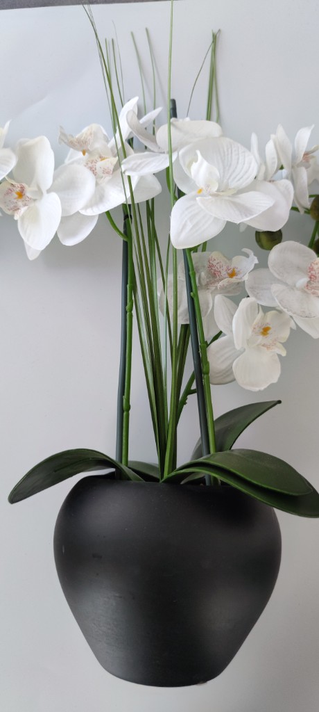 Künstliche Orchidee im Topf