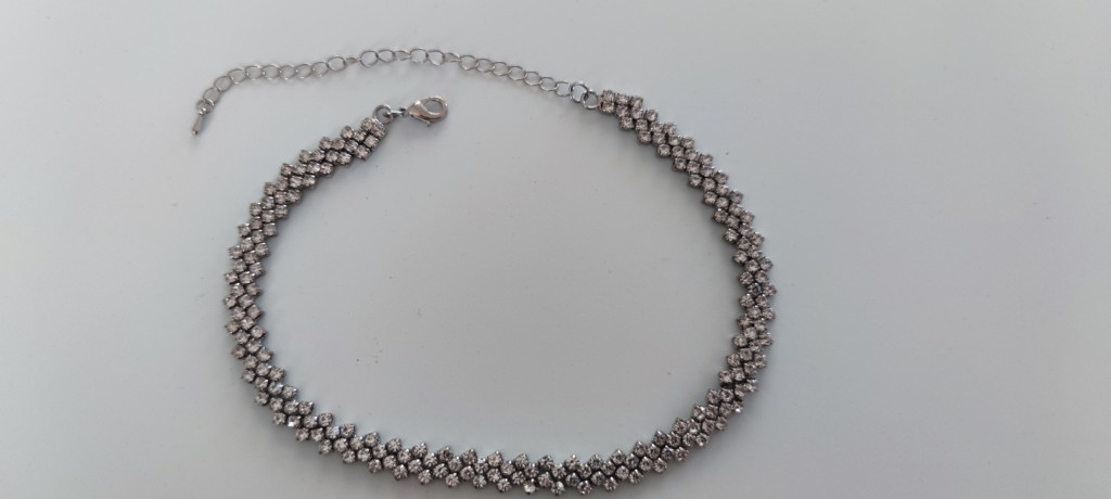 Silbernes Armband mit Strasssteinen