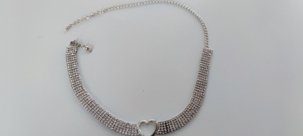 Silbernes Halsband mit Herzanhänger